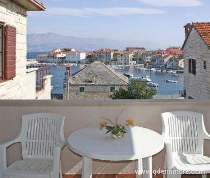 Apartments Paulina, private accommodation in city Postira, Croatia